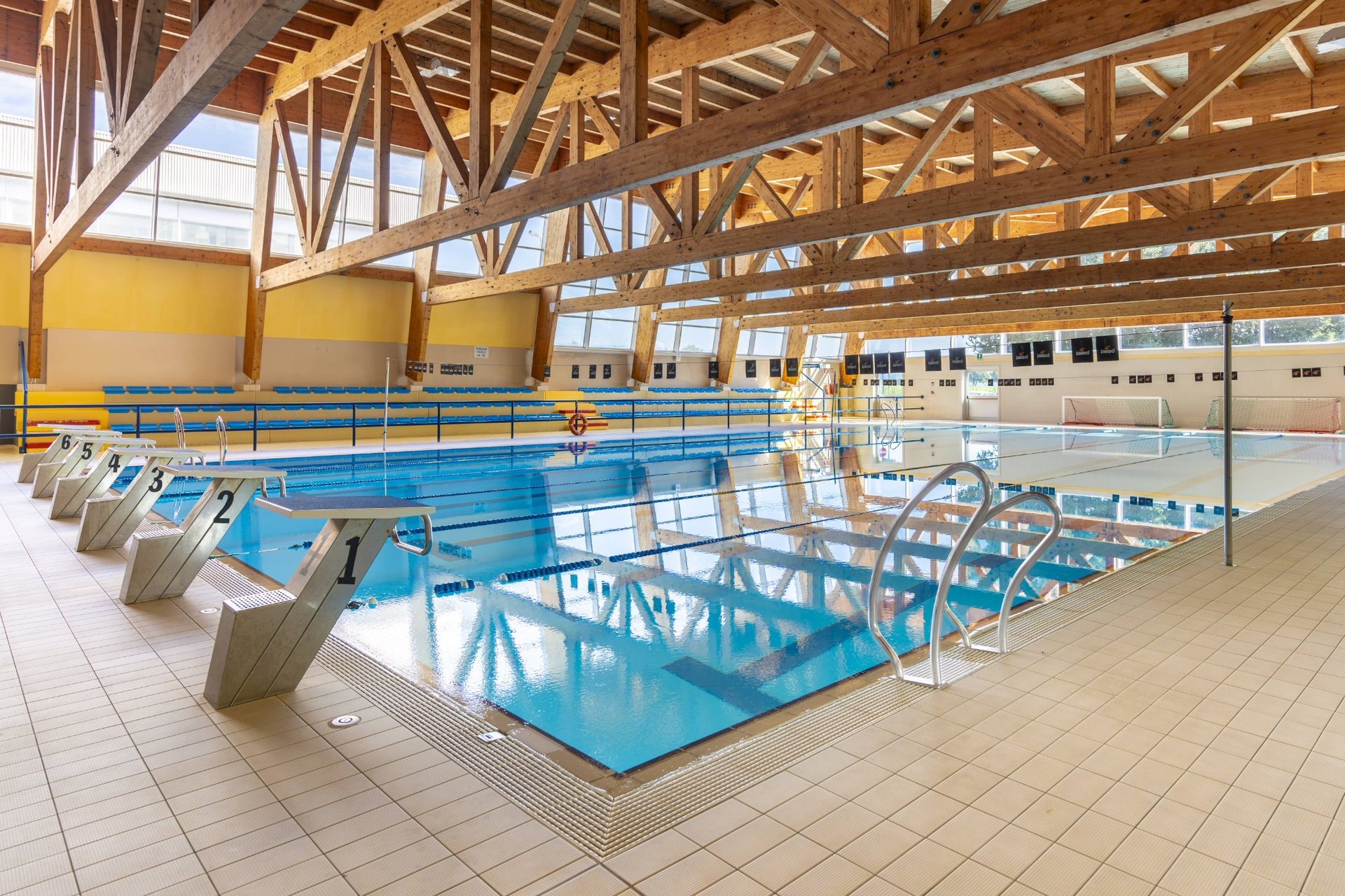 montecchio_08_piscina_cubierta_madera